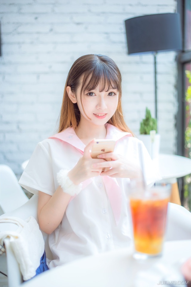“关中逆贼？”庞统眉头挑了挑，冷笑着摇头道：“将军可是刘璝？”